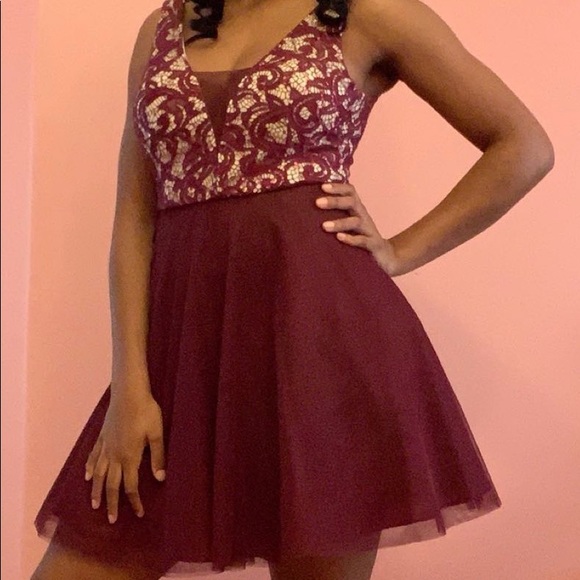 🤍❤️Burgundy Dress with detailed accents🤍❤️ - Picture 1 of 6